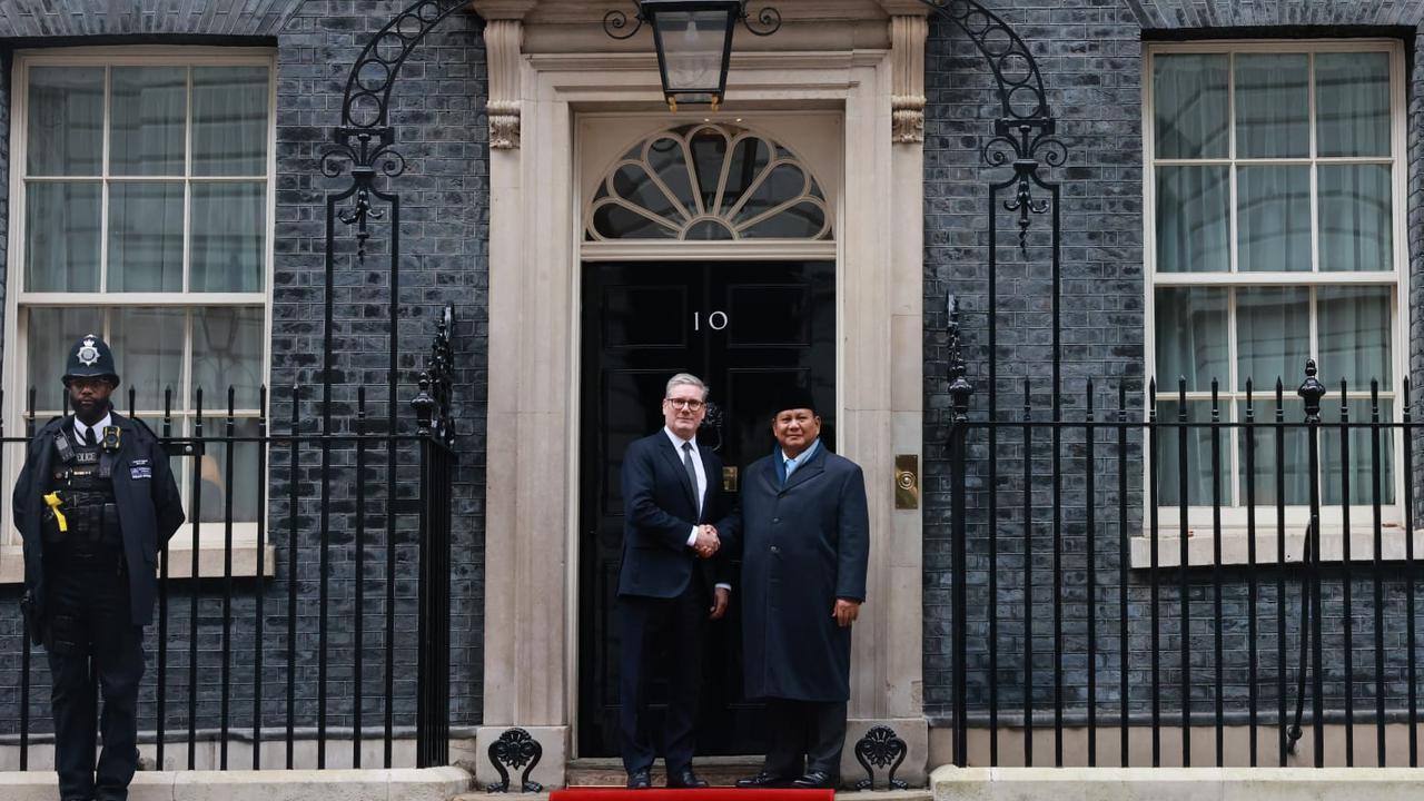 Presiden Prabowo Subianto dan PM Inggris Keir Starmer berpose di 10 Downing Street, London, pada Kamis (21/11/2024).