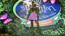 Seorang model memperagakan busana rancangan desainer Kolombia, Paula Rubio selama BioFashion Show di Cali  pada 17 November 2018. Ajang ini menampilkan gaun-gaun unik yang terbuat dari tanaman hidup, bunga dan unsur organik lain. (Luis ROBAYO/AFP)