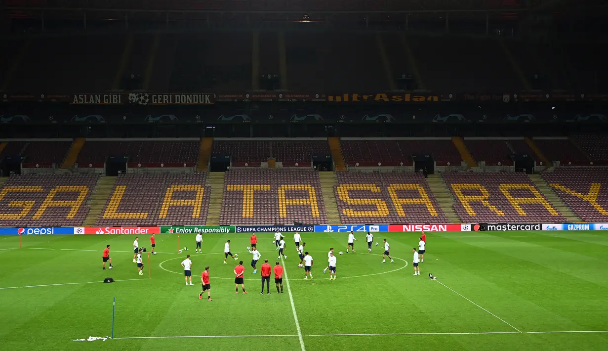 Suasana latihan tim Paris Saint-Germain (PSG) di kompleks olahraga TT Ali Samiyen di Istanbul (30/9/2019). PSG akan bertanding melawan tuan rumah Galatasaray pada grup A Liga Champions di Türk Telekom Stadium. (AFP Photo/Ozan Kose)