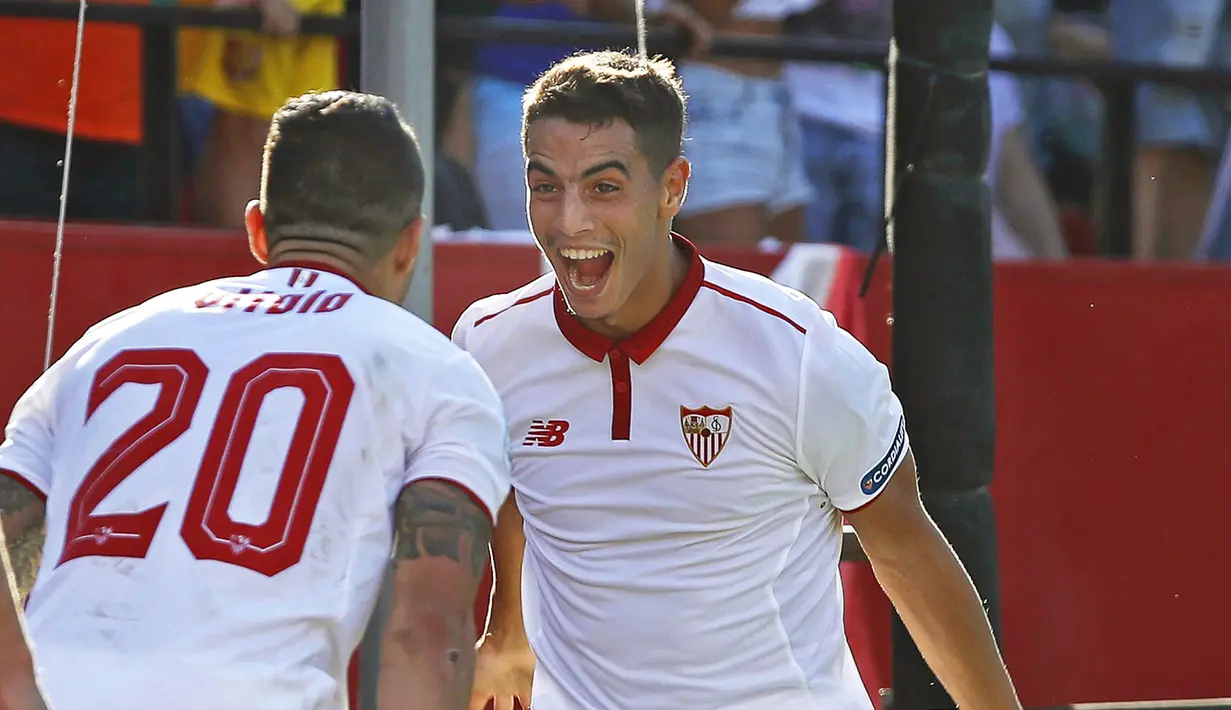 Penyerang Sevilla kelahiran Sarcelles, Perancis 12 Agustus 1990,  Wissam Ben Yedder (kanan) ikut ambil bagian saat melawan Real Madrid pada laga La Liga Spanyol.(EPA/Julio Munoz)