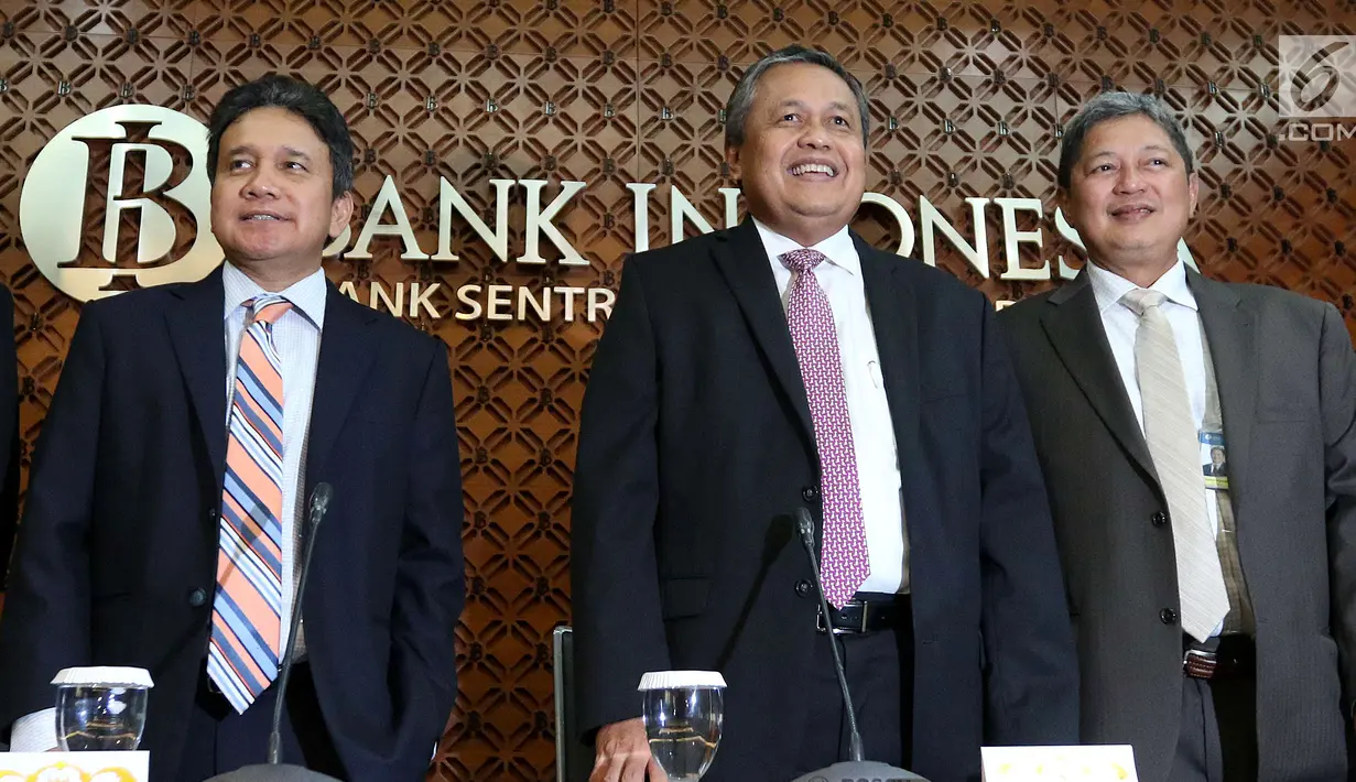 Gubernur Bank Indonesia (BI) Perry Wardjio (tengah) saat jumpa pers hasil Rapat Dewan Gubernur (RDG) BI di Jakarta, Kamis (27/9). RDG BI memutuskan menaikkan BI 7-day Reverse Repo Rate (BI7DRR) sebesar 25 bps menjadi 5,75%. (Liputan6.com/Angga Yuniar)