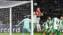 Pemain AC Milan, Santiago Gimenez mencetak gol melalui sundulan ke gawang Feyenoord dalam laga leg 2 play off Liga Champions 2024/2025 di San Siro, Milan, Italia, Rabu (19/02/2025) dini hari WIB. (AP Photo/Luca Bruno)