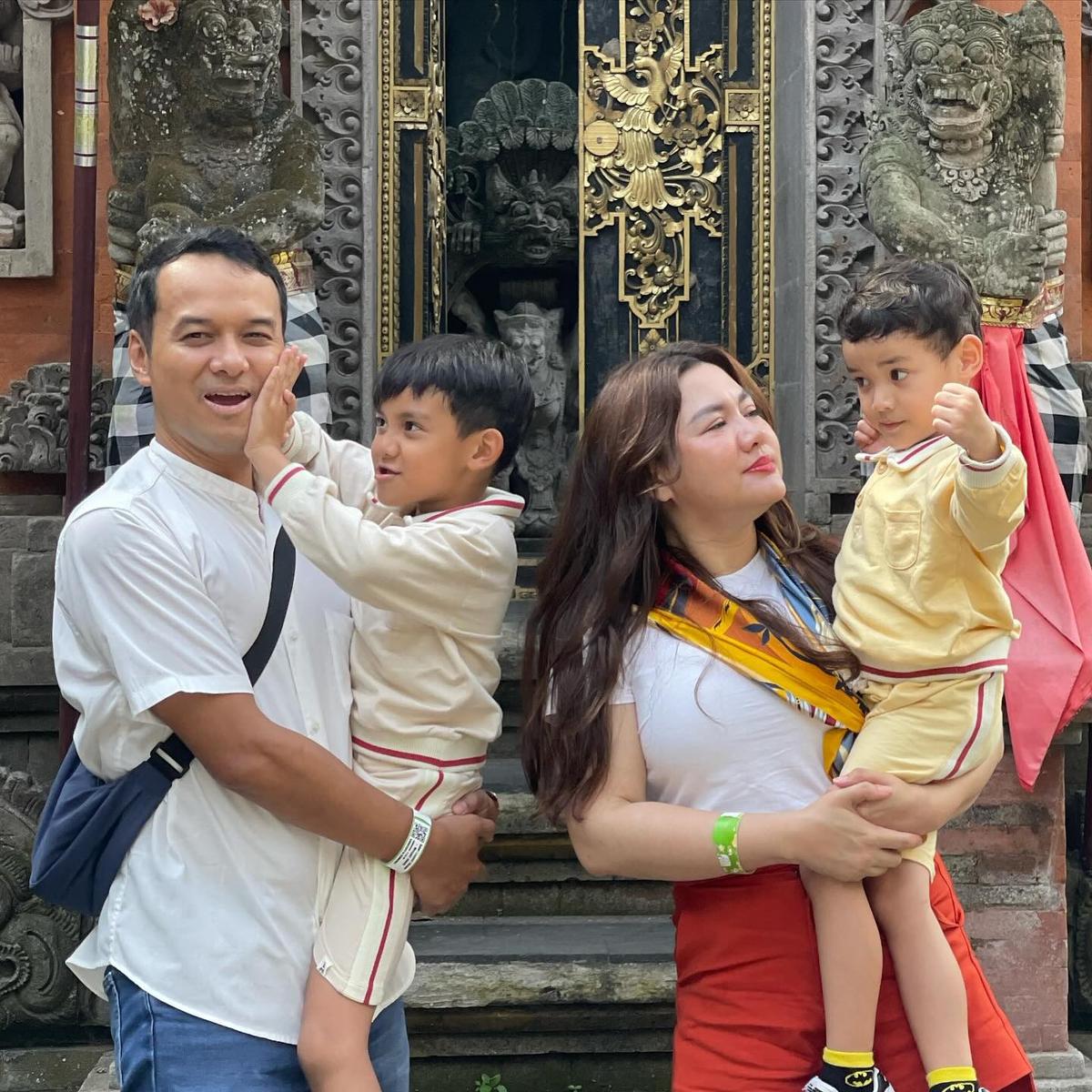 Potret Vicky Shu dan Keluarga Liburan di Bali