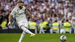 Pemain Real Madrid, Karim Benzema, berhasil mencetak gol dari titik penalti ke gawang Athletic Bilbao saat menjalani pertandingan terakhirnya bersama Real Madrid di Santiago Bernabeu, Minggu (4/6/2023) malam WIB. Benzema menjadi pemain keempat dalam daftar lima besar pencetak gol terbanyak Liga Spanyol sepanjang masa. Menjalani 14 musim bersama Real Madrid, pemain asal Prancis tersebut mengoleksi 237 gol disemua kompetisi Liga Spanyol.  (AP Photo/Bernat Armangue)
