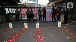 Kuburan tiruan terlihat saat karyawan IndosatM2 melakukan demonstrasi di depan Gedung PT Indosat, Jalan Merdeka Barat, Jakarta Pusat, Rabu (22/12/2021). Demonstran menuntut PT IndosatM2 untuk bertanggung jawab atas kesinambungan kerja dan hak karyawan. (Liputan6.cm/Johan Tallo)