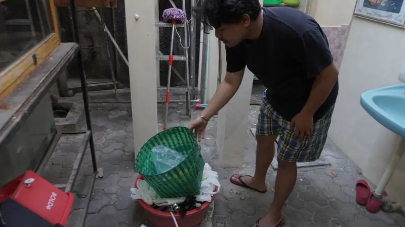 Aryo (26), mulai memilah sampah di rumahnya sejak darurat sampah Jogja.