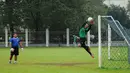 Jelang berlaga di kualifikasi Grup H Piala Asia 2016, timnas Brunei Darussalam U-23 berlatih di Lapangan C Senayan, Jakarta, Selasa (24/3/2015). Tampak, penjaga gawang timnas Brunei U-23 berlatih secara terpisah.  (Liputan6.com/Helmi Fithriansyah)