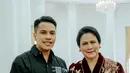 Ibu Negara Iriana Jokowi mengenakan kebaya beludru berwarna merah maroon yang cantik dengan bordir dari jahitan benang emas. [Foto: Instagram/doleytobing]