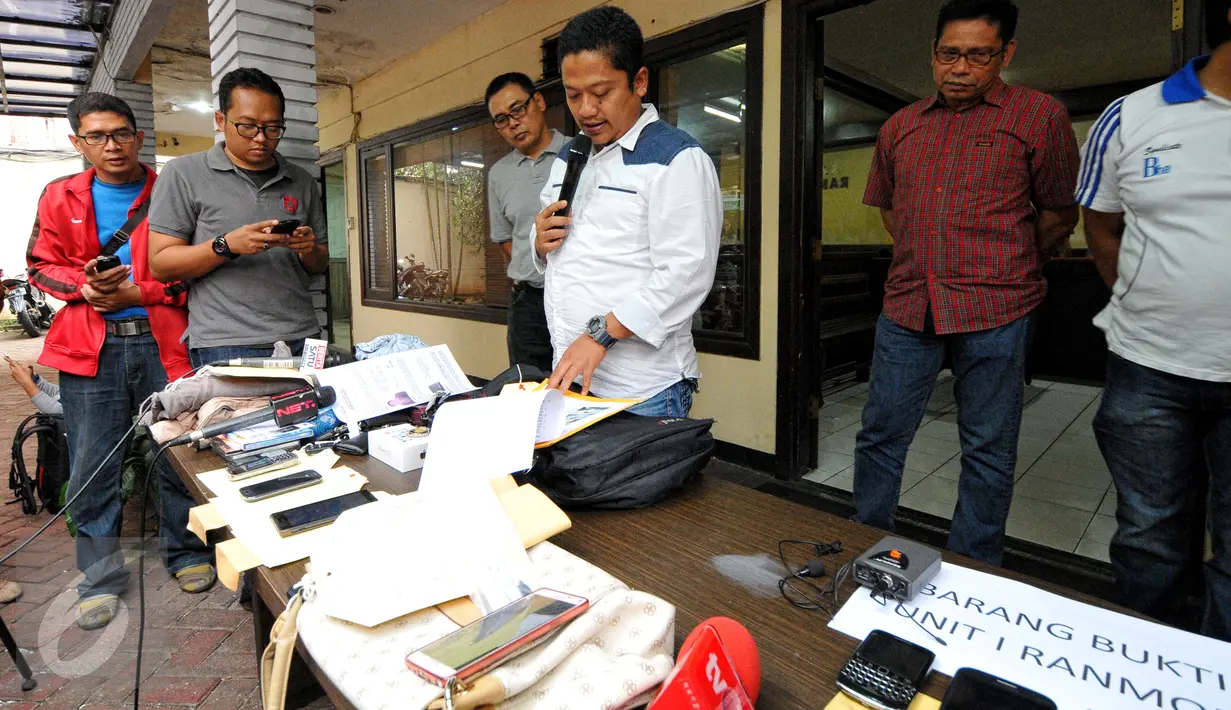 Kepala Sub Direktorat 6 (Curanmor) Ditreskrimum Polda Metro Jaya AKP Siswo Yuwono saat pengungkapan kasus pencurian kendaraan bermotor dengan mengajak kencan pasangan sesama pria, atau kencan gay, di Jakarta, Minggu (28/6). (Liputan6.com/Yoppy Renato)