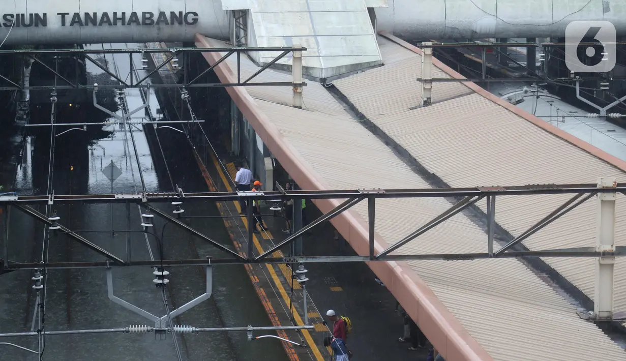 Suasana Stasiun kereta Tanah Abang, Jakarta, Rabu (1/1/2020). Hujan yang mengguyur Jakarta sejak Selasa sore (31/12/2019) mengakibatkan rel terendam dan perjalanan kereta dari dan ke Stasiun Tanah Abang dihentikan sementara. (Liputan6.com/Helmi Fithriansyah)
