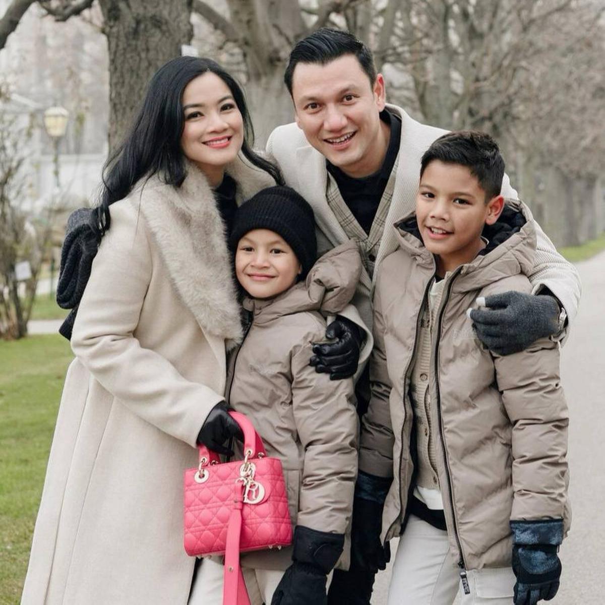 Pacaran Sejak 1999, 8 Potret Liburan Titi Kamal dan Christian Sugiono di Austria - Seperti di Negeri Dongeng