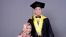 Poppy Bunga tampil dengan celana kain dipadukan blouse lengan balon saat mendampingi sang suami Mohhamad Fattah Ripha wisuda. Sang suami yang merupakan seorang pengacara melanjutkan pendidikan master hukum di Universitas Gajah Mada (UGM). [Instagram/@poppybungariphat]