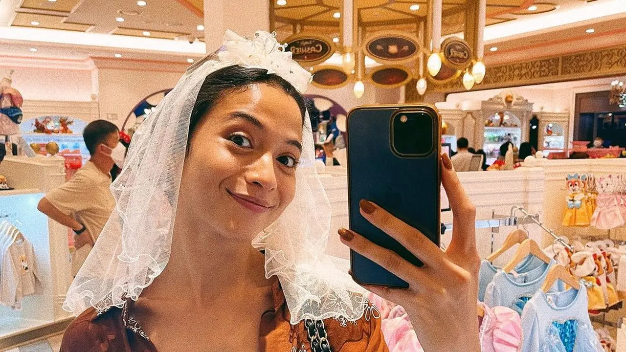 8 Inspirasi OOTD Kasual Putri Marino Saat Mirror Selfie di Korea Selatan