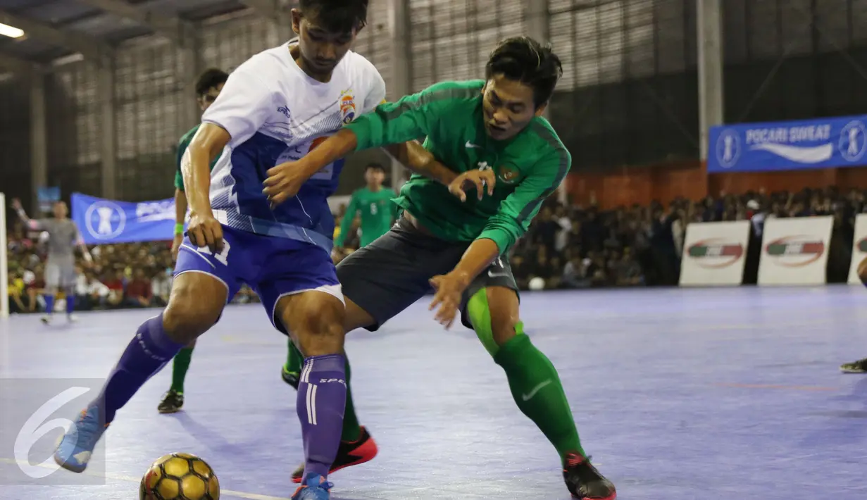 Pemain Timnas Futsal Indonesia, Ardiansyah (kanan) mencoba menghalangi pemain IPC Pelindo II saat laga uji coba di Jakarta, Minggu (15/1). Timnas Futsal Indonesia akan melakoni laga piala AFF 2017, akhir Januari. (Liputan6.com/Helmi Fithriansyah)