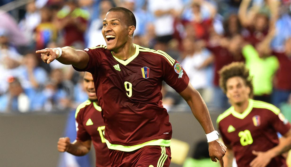 Pemain Venezuela, Jose Salomon Rondon merayakan golnya ke gawang Uruguay pada babak penyisihan grup C Copa America Centenario 2016 di Stadion Lincoln Financial Field, Philadelphia, AS, (10/6/2016). (AFP/Nicholas Kamm)