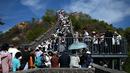 Di libur Hari Buruh, kerumunan mulai bermunculan di berbagai tempat wisata di China, termasuk Tembok Besar China. (GREG BAKER / AFP)