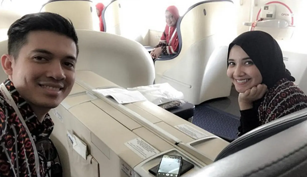 Pasangan selebriti Irwansyah dan Zaskia Sungkar juga memanfaatkan libur akhir tahun ini dengan menjalankan ibadah umrah. (Instagram/zaskiasungkar15)