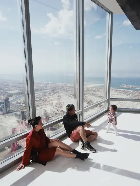 Selain itu, Chelsea dan Glenn juga mengajak sang buah hati untuk mengunjungi sebuah bangunan tertinggi di dunia yang bernama Burj Khalifa. Dari gedung tinggi itu, mereka bisa menikmati pemandangan Dubai. (Instagram/Chelseaolivia)