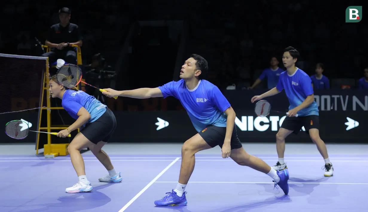 Fajar Alfian (tengah) dari tim Lightning berusaha mengembalikan kok ke arah tim Rockets dalam laga pertama 3v3 Badminton XL 2025 di Istora Senayan, Jakarta, Sabtu (04/10/2025). (Bola.com/Bagaskara Lazuardi)