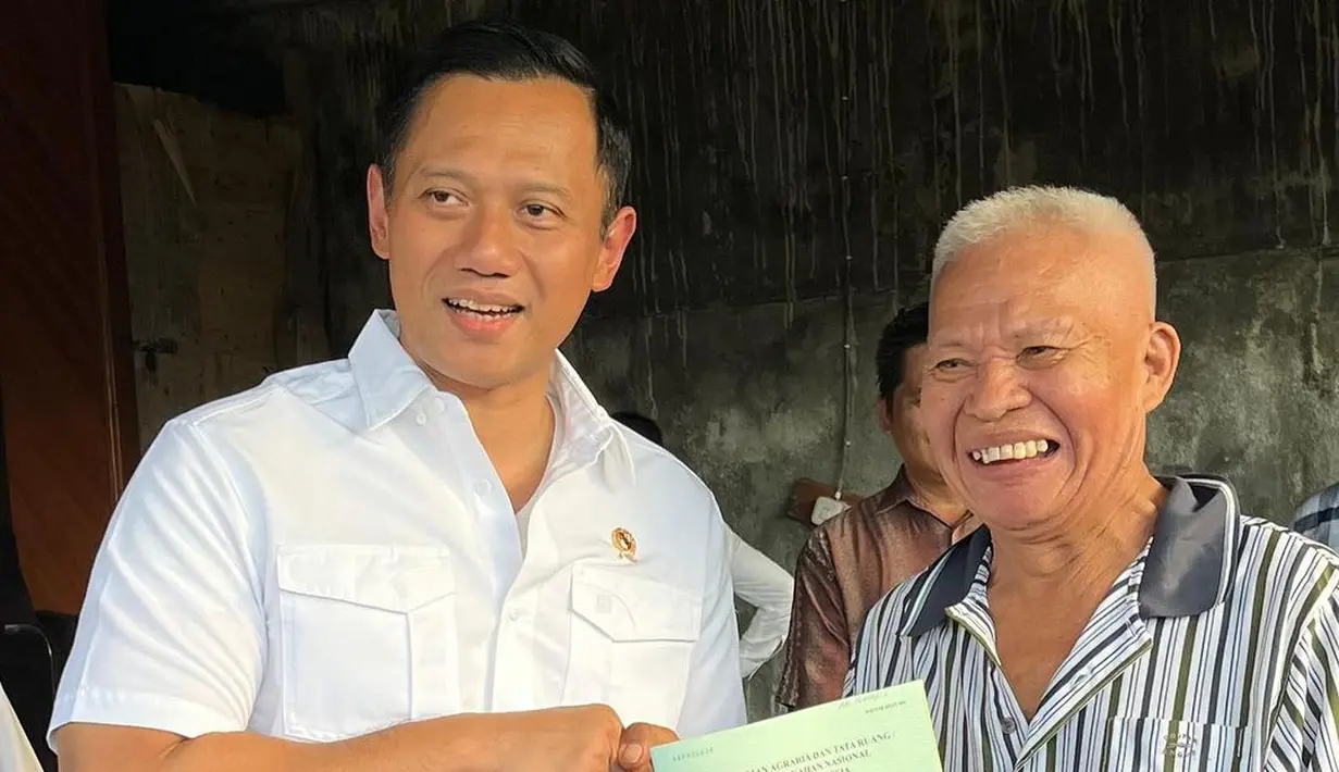 AHY tampil gagah dengan gaya semi formal bernuansa hitam putih sembari membagikan sertifikat tanah [@agusyudhoyono]