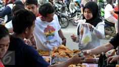 Sejumlah warga berburu hidangan untuk berbuka puasa di sepanjang jalan Benhil, Jakarta, Kamis (18/6/2015). Banyaknya pilihan menu untuk berbuka membuat pasar ini selalu ramai. (Liputan6.com/Johan Tallo)