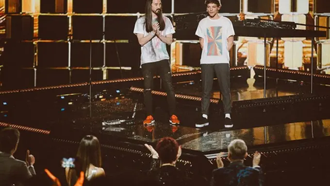 [Bintang] Louis Tomlinson dan Johannah Deakin