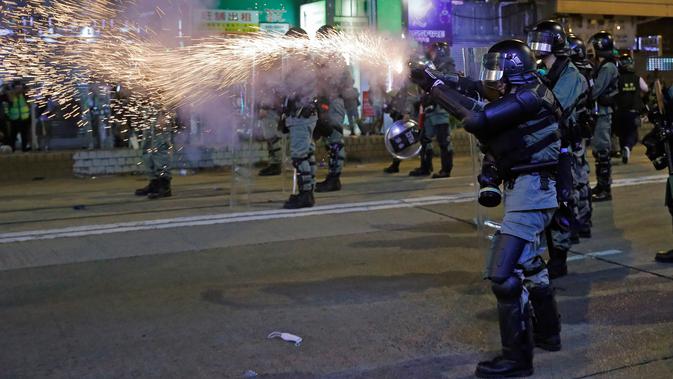 Polisi menembakkan gas air mata ke arah demonstran di Hong Kong, Minggu (29/9/2019). Berawal dari penolakan RUU Ekstradisi, demonstrasi Hong Kong berkembang hingga menggaungkan tuntutan agar Carrie mundur dan melepaskan Hong Kong dari China. (AP Photo/Kin Cheung)