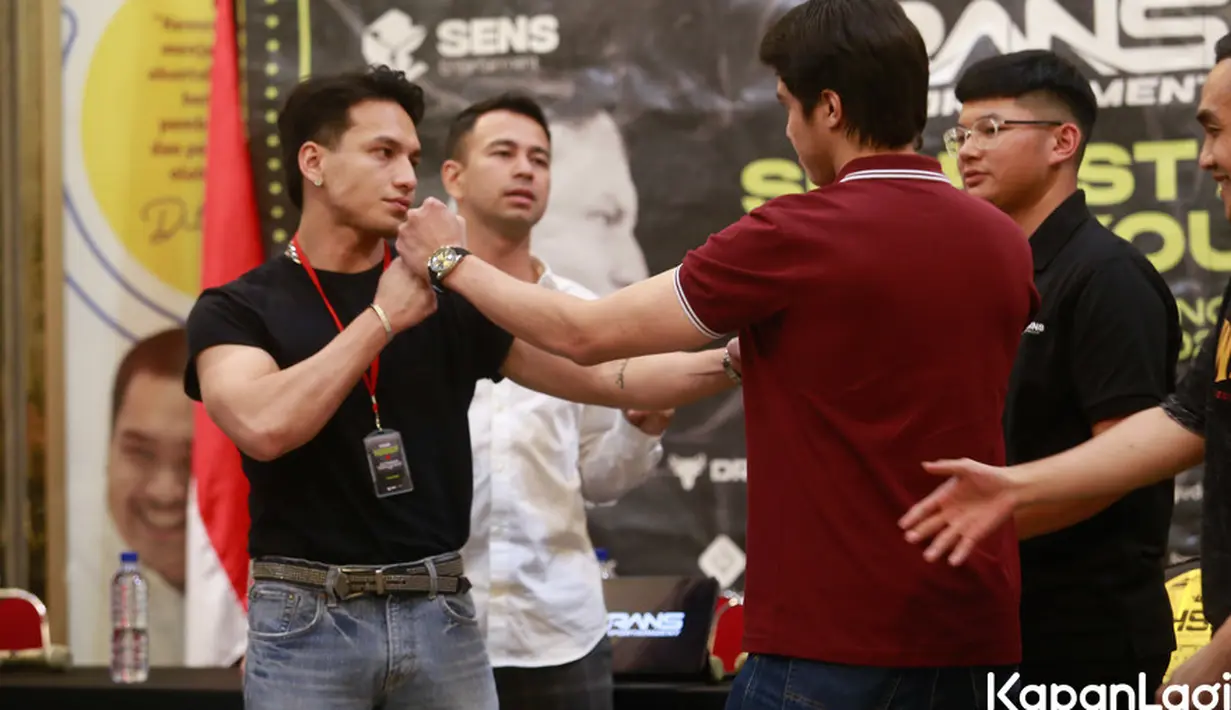 Jefri mengaku demi mempersiapkan tinju dengan El Rumi, rela menolak tawaran dua syuting film. Ia mengaku telah 1,5 bulan belakangan ini fokus latihan. Sedangkan El juga mengaku kurangi kegiatan syuting demi fokus latihan. [KapanLagi.com/Bayu Herdianto]