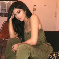 Kylie Jenner pun tampul seksi dalam balutan jumpsuit tanpa lengan. (instagram/kyliejenner)