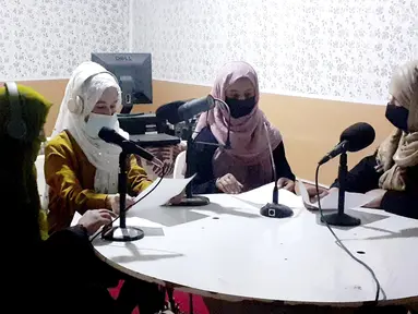 Najia Sorosh Kepala Sadai Banowan, stasiun radio yang dikelola wanita (kanan) berbicara dengan stafnya di studio penyiaran di provinsi Badakhshan, timur laut Afghanistan, Selasa, 7 Maret 2023. (Sadai Banowan via AP)