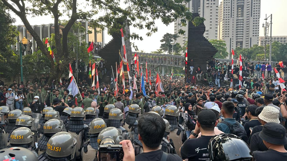 Mahasiswa Jebol Gerbang Markas Polda Metro Jaya, Lautan Massa Duduk Sampai ke Luar Jalan