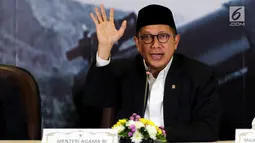 Menteri Agama Lukman Hakim memberikan keterangan hasil sidang isbat di Jakarta,  Kamis (14/6). Pemerintah melalui mekanisme sidang isbat menetapkan 1 Syawal 1439 Hijriah jatuh pada Jumat 15 Juni 2018 (Liputan6.com/Johan Tallo)