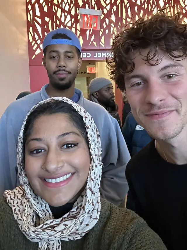 Shawn Mendes Tertangkap Kamera Ikut Jumatan di Masjid New York University, Jadi Sorotan