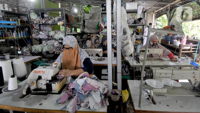 Aktivitas sebuah usaha konveksi milik Enca saat menyelesaikan produksi baju di Desa Curug, Bogor, Jawa Barat, Kamis (4/3/2021). Kini produksinya rata-rata 1500 setel pakaian per minggu dengan omzet sebulan lebih dari Rp 150 juta dan mampu mempekerjakan 17 orang warga desa. (merdeka.com/Arie Basuki)