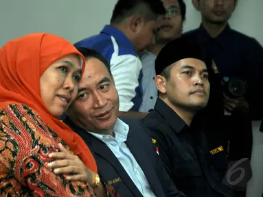 Menteri Sosial Khofifah Indar Parawansyah (kiri) saat menghadiri Temu Karya Nasional VII Karang Taruna di Jakarta, Rabu (20/5/2015). Pemerintah menargetkan menurunkan kemiskinan yang saat ini 10,96 persen menjadi 7 persen. (Liputan6.com/Helmi Afandi) 