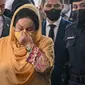 Rosmah Mansor (tengah), istri mantan perdana menteri Najib Razak yang dipenjara, tiba untuk mendengarkan vonis dalam sidang korupsinya di pengadilan tinggi di Kuala Lumpur, Kamis (1/9/2022). Dalam upaya menit terakhir untuk menunda putusan, Rosmah mengajukan permohonan di pengadilan untuk menolak hakim yang mengawasi persidangannya. (Mohd RASFAN / AFP)