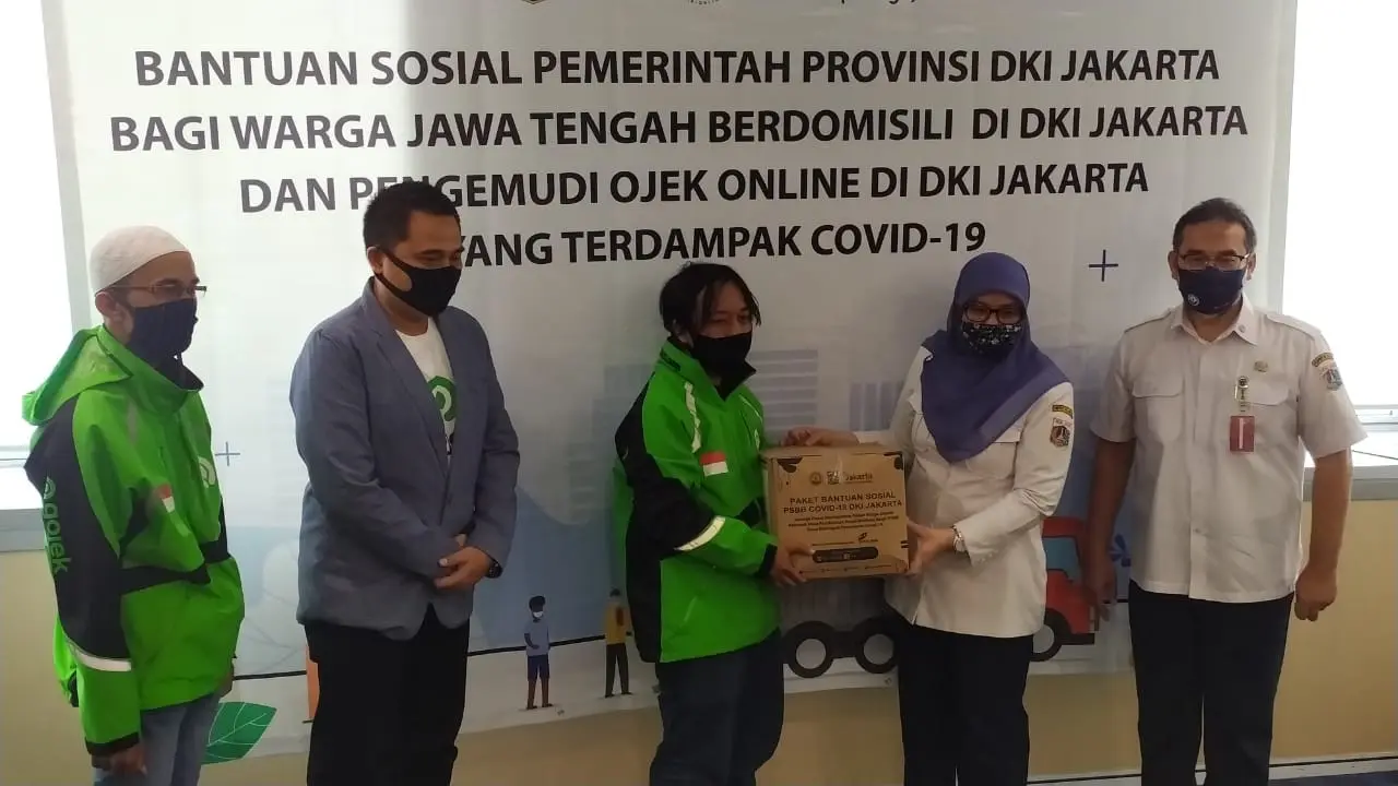 Penyerahan bantuan sosial bagi penduduk berKTP non-DKI di Balai Kota Jakarta. Dok: Gojek