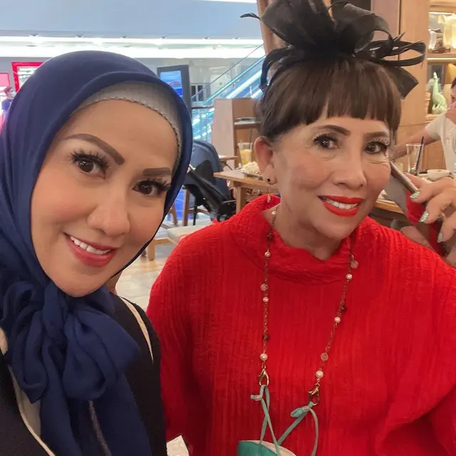 6 Potret Kebersamaan Venna Melinda dan Ibunda, Tetap Hangat Meski Beda Agama