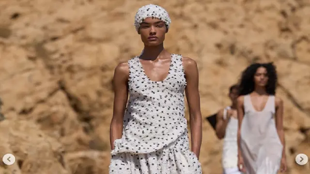 Model Indonesia Viknes Waren Beraksi di Show Musim Panas Jacquemus di Korsika