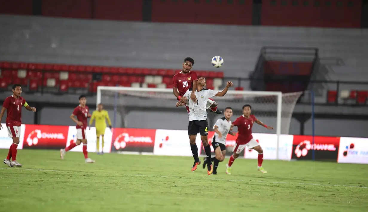 Gelandang Timnas Indonesia, Ramai Rumakiek berebut bola udara dengan pemain Timor Lester, Jaimito Soares pada laga uji coba internasional di Stadion I Wayan Dipta Gianyar, Kamis (27/1/2022). Indonesia menang telak atas Timor Leste 4-1 (Dok Humas PSSI)