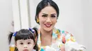 Krisdayanti tampil anggun dalam balutan kebaya. Sedangkan Ameena memakai pakaian serba biru.