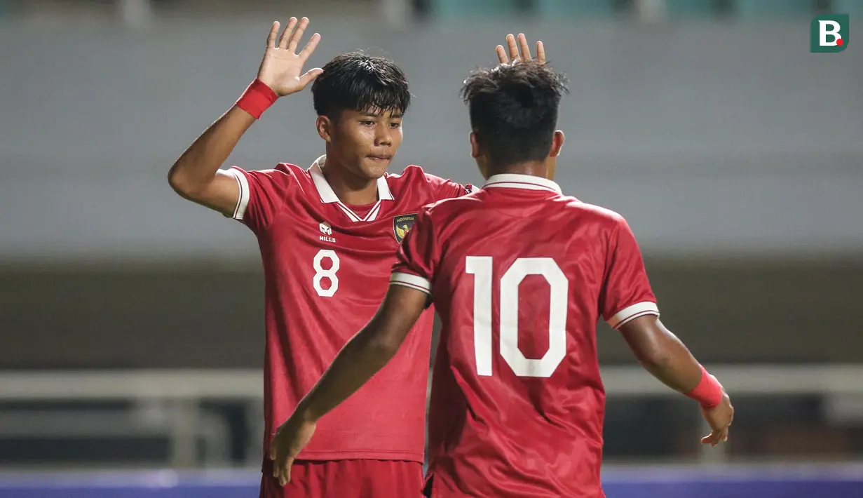 Selebrasi pemain Timnas Indonesia U-17, Arkhan Kaka (kiri) usai menjebol gawang Timnas Guam U-17 dalam pertandingan Grup B Kualifikasi Piala Asia U-17 2023 yang berlangsung di Stadion Pakansari, Bogor, Senin (3/10/2022). Pemain milik Persis Solo yunior ini menjadi pemain termuda dalam skuad Timnas Indonesia U-20 yang kini baru berusia 15 tahun. Sebelumnya ia telah memperkuat Timnas Indonesia U-16 dan U-17 dan telah mengoleksi total 9 gol, dua gol bersama Timnas U-16 dan tujuh gol bareng Timnas U-17. (Bola.com/Bagaskara Lazuardi)