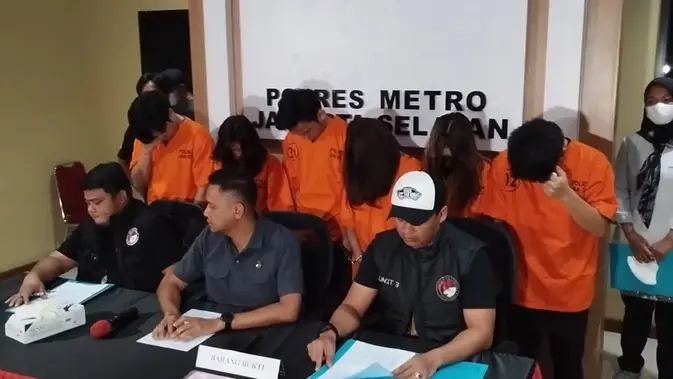 Satreskoba Polres Metro Jakarta Selatan menangkap 6 pemuda dan pemudi terkait kasus penyalahgunaan narkoba yang di antaranya adalah selebgram Chandrika Chika serta atlet esport. (Dok. via M. Altaf Jauhar)