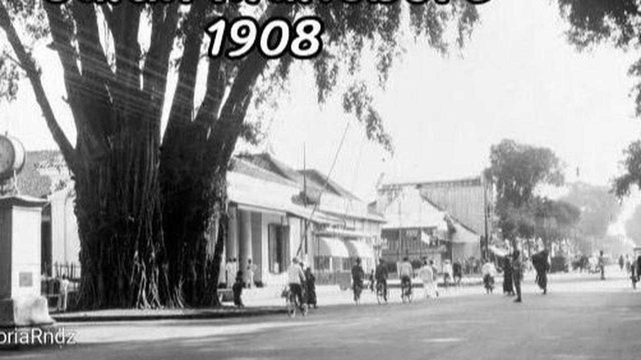 Potret kedua memperlihatkan suasana Jalan Malioboro pada tahun 1908. Berbeda dengan saat ini, kawasan Malioboro masih terlihat begitu sepi. Meskipun ada beberapa warga yang menghabiskan waktu di sana. <br>
