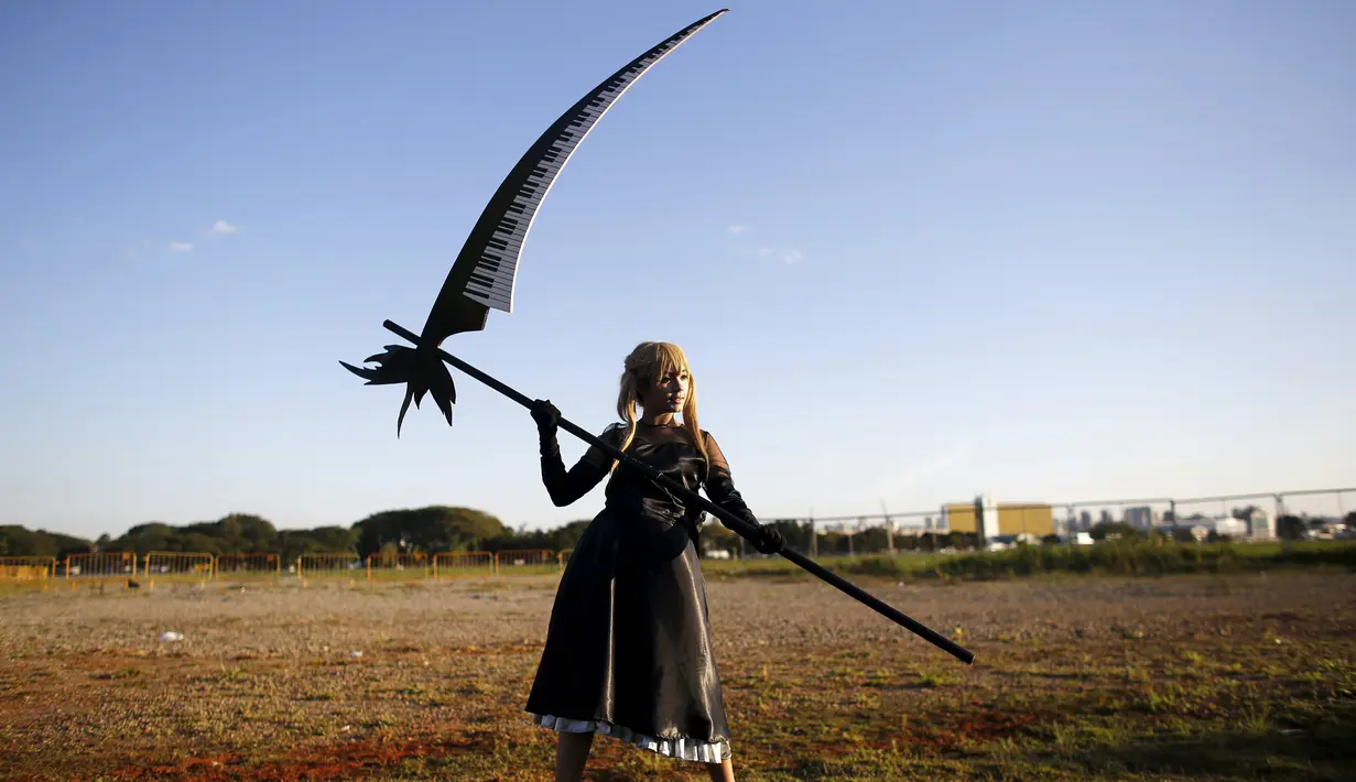 Seorang peserta bergaya cosplay seperti Maka Albarn of the Soul Eater. Salah satu tokoh dalam kartun dan komik Jepang saat pameran "Anime Friends". di Sao Paulo, Brasil, (19/7/ 2015). (REUTERS/Nacho Doce)