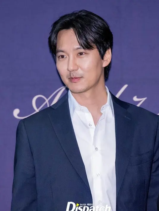 Aktor Kim Nam Gil tampil necis dengan jas hitam dan kemeja putih.  [Foto: IG/koreandispatch].