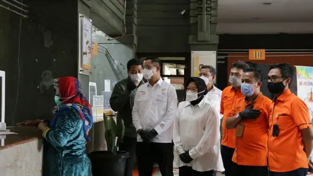 Penyaluran Bantuan Sosial Beras dan BST Tahap VII di Surabaya.