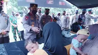 Kapolri meninjau vaksinasi Covid-19 di Sulawesi Tenggara, berpesan agar warga tidak termakan hoaks soal vaksin.(Liputan6.com/Ahmad Akbar Fua)