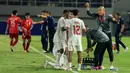 Pelatih Timnas Indonesia U-16, Nova Arianto, memberikan arahan kepada anak asuhnya saat melawan Laos dalam laga terakhir Grup A Piala AFF U-16 2024 di Stadion Manahan Solo, Kamis, (27/6/2024). (Bola.com/Radifa Arsa)