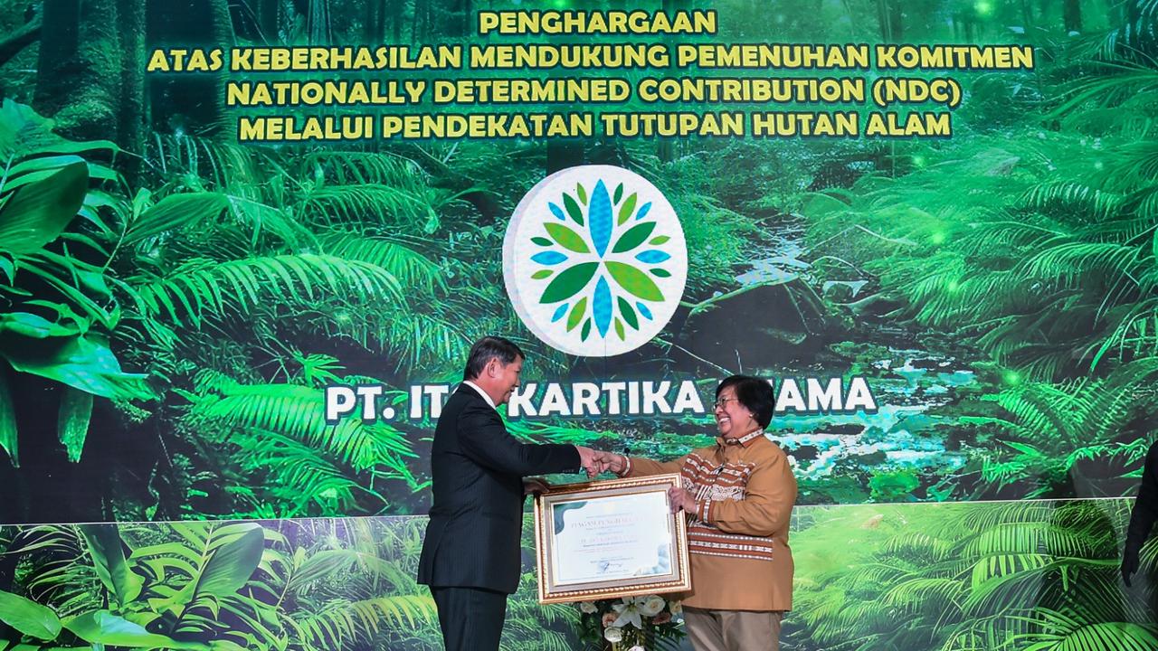 Menteri LHK Siti Nurbaya memberikan penghargaan kepada PT ITCI Kartika Utama (ITCIKU) sebagai pemegang perizinan berusaha pemanfaatan hutan (PBPH), atas keberhasilannya dalam mendukung pemenuhan kontribusi Nationally Determined Contribution (NDC) yang dit